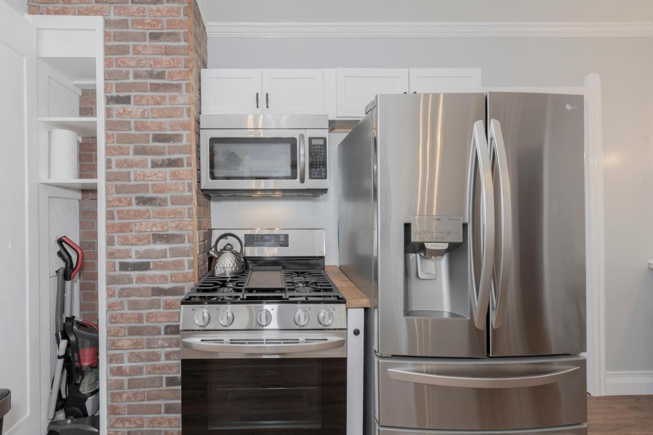 Апартаменти In The Heart Of Little Italy! Free Parking! Клівленд Екстер'єр фото
